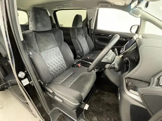トヨタ アルファード S 滋賀県 2022(令4)年 3.3万km ブラック アルパイン製ナビ/フルセグTV・Bluetooth・HDMI・USB/アルパイン製フリップダウンモニター/デジタルインナーミラー/ドライブレコーダー/ETC/両側パワースライド/電動パーキングブレーキ/追従クルーズコントロール/後部座席オットマン/横滑り防止機能/車線逸脱警報機能/オートハイビーム/ステアリングリモコン/革巻きステアリング/オートエアコン/純正18インチアルミホイール