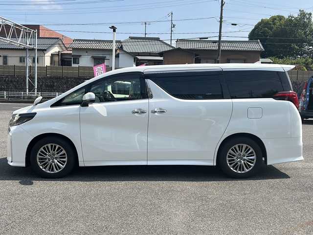 トヨタ アルファード S 愛知県 2019(平31)年 5.1万km ホワイトパールクリスタルシャイン /禁煙車/８人乗り//純正９インチナビ・フルセグTV//純正フリップダウンモニター//ビルトインETC//バックカメラ//前後ドライブレコーダー//両側パワスラ//LEDオートライト//セーフティセンス//プリクラッシュセーフティ//レーントレーシングアシスト//アダプティブハイビームシステム//オートマチックハイビーム//ロードサインアシスト//パーキングサポートブレーキ//レーダークルーズコントロール//先行車発進告知機能//ステアスイッチ//電動格納ミラーウインカー//ドアバイザー/フロアマット//新車保証書/取扱説明書//スペアキー