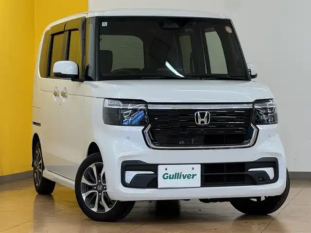 ホンダ Ｎ ＢＯＸ カスタム 群馬県 2024(令6)年 1.1万km プラチナホワイトパール ホンダセンシング/純正8インチメモリナビ/　　BT/フルセグ/USB/iPod/バックカメラ/片側パワースライドドア/レーダークルーズコントロール/LEDオートライト/オートハイビーム/前席シートヒーター/純正14インチAW/コーナーセンサー/前後ドライブレコーダー/レーンアシスト/オートブレーキホールド/ステアリングスイッチ/オートリトラクタブルミラー/横滑り防止装置/サイド・カーテンエアバッグ/スマートキー×2