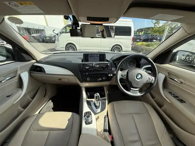 ＢＭＷ １１６ｉ ファッショニスタ 千葉県 2013(平25)年 5.4万km 白 純正８インチナビ/バックカメラ/ＢＬＵＥＴＯＯＴＨ/レザーシート/前席シートヒーター/社外フロアマット/純正アルミホイール/ＡＢＳ/オートライト/衝突軽減ブレーキ/前後コーナーセンサー/ＥＴＣ