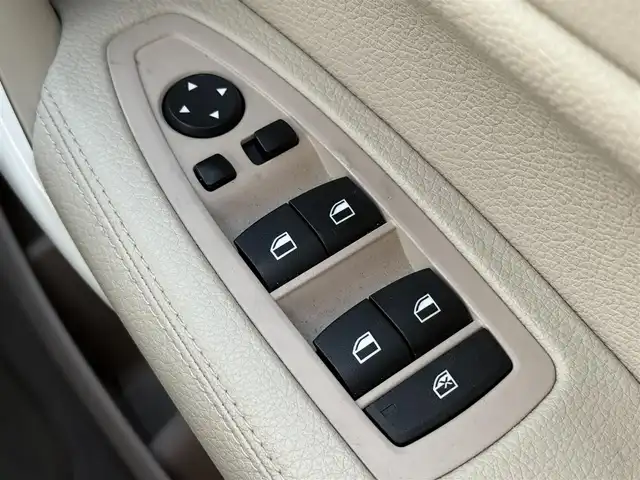 ＢＭＷ １１６ｉ ファッショニスタ 千葉県 2013(平25)年 5.4万km 白 純正８インチナビ/バックカメラ/ＢＬＵＥＴＯＯＴＨ/レザーシート/前席シートヒーター/社外フロアマット/純正アルミホイール/ＡＢＳ/オートライト/衝突軽減ブレーキ/前後コーナーセンサー/ＥＴＣ