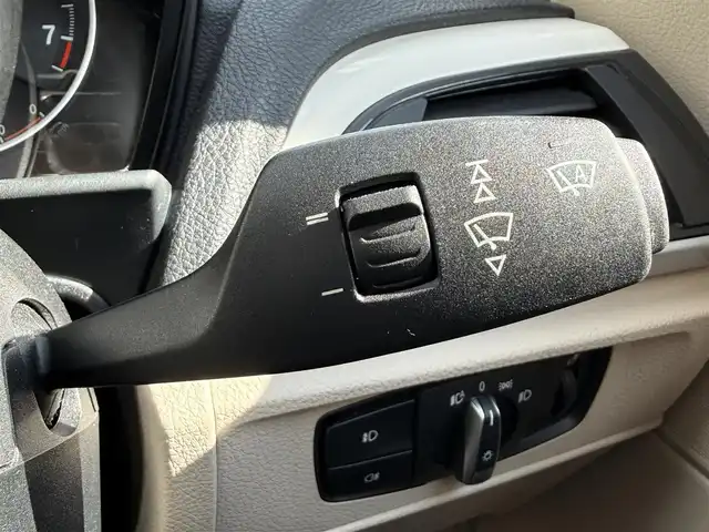 ＢＭＷ １１６ｉ ファッショニスタ 千葉県 2013(平25)年 5.4万km 白 純正８インチナビ/バックカメラ/ＢＬＵＥＴＯＯＴＨ/レザーシート/前席シートヒーター/社外フロアマット/純正アルミホイール/ＡＢＳ/オートライト/衝突軽減ブレーキ/前後コーナーセンサー/ＥＴＣ