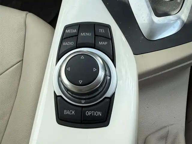 ＢＭＷ １１６ｉ ファッショニスタ 千葉県 2013(平25)年 5.4万km 白 純正８インチナビ/バックカメラ/ＢＬＵＥＴＯＯＴＨ/レザーシート/前席シートヒーター/社外フロアマット/純正アルミホイール/ＡＢＳ/オートライト/衝突軽減ブレーキ/前後コーナーセンサー/ＥＴＣ