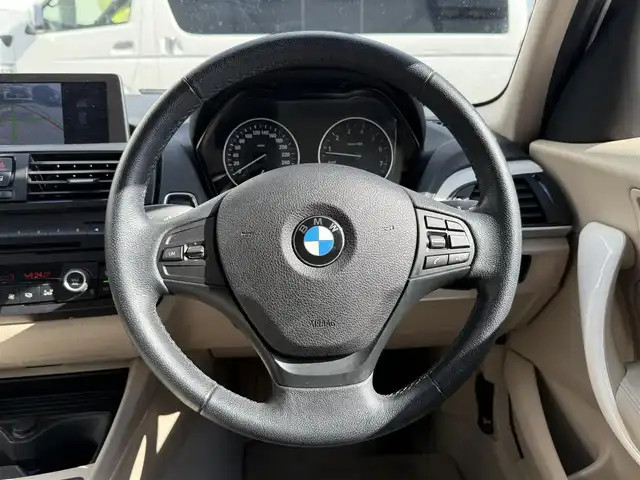 ＢＭＷ １１６ｉ ファッショニスタ 千葉県 2013(平25)年 5.4万km 白 純正８インチナビ/バックカメラ/ＢＬＵＥＴＯＯＴＨ/レザーシート/前席シートヒーター/社外フロアマット/純正アルミホイール/ＡＢＳ/オートライト/衝突軽減ブレーキ/前後コーナーセンサー/ＥＴＣ