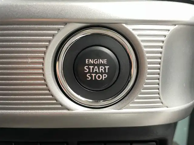 スズキ スペーシア ギア マイスタイル 鹿児島県 2023(令5)年 2.7万km オフブルーメタリック/ホワイト2トーン 純正ナビ/(フルセグTV/Bluetooth/DVD/CD)/全方位モニター/ヘッドアップディスプレイ/スズキセーフティサポート/　・デュアルカメラブレーキサポート/　・誤発進抑制機能/　・車線逸脱抑制機能/　・ふらつき警報機能/　・先行車発進お知らせ機能/　・アダプティブクルーズコントロール/　・標識認識機能/　・ハイビームアシスト/前席シートヒーター/両側パワースライドドア/ロールサンシェード/前後ドライブレコーダー/ETC/純正ドアバイザー/LEDヘッドライト/フォグランプ