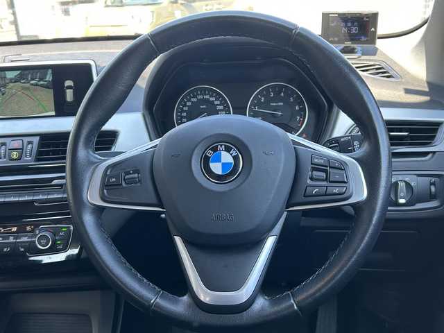 ＢＭＷ Ｘ１ xDrive 20i Xライン 茨城県 2016(平28)年 11.6万km パール ワンオーナー/純正HDDナビ/（AM・FM/CD/DVD/Bluetooth）/バックカメラ/ETC/クルーズコントロール/ブラインドスポットモニター/前席パワーシート/前席シートヒーター/D席メモリーシート/LEDヘッドライト/純正17inAW/社外フロアマット/スマートキー/アイドリングストップ/ステアリングスイッチ/ルーフレール/保証書/取扱説明書/スペアキー1本