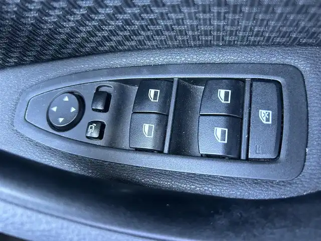 ＢＭＷ Ｘ１ xDrive 20i Xライン 茨城県 2016(平28)年 11.6万km パール ワンオーナー/純正HDDナビ/（AM・FM/CD/DVD/Bluetooth）/バックカメラ/ETC/クルーズコントロール/ブラインドスポットモニター/前席パワーシート/前席シートヒーター/D席メモリーシート/LEDヘッドライト/純正17inAW/社外フロアマット/スマートキー/アイドリングストップ/ステアリングスイッチ/ルーフレール/保証書/取扱説明書/スペアキー1本