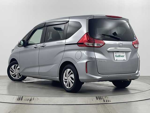 ホンダ フリード G ホンダセンシング 埼玉県 2020(令2)年 6.8万km ルナシルバーM 純正ナビ/（BT/フルTV/CD/DVD/AM/FM）/バックカメラ/ホンダセンシング/・衝突軽減ブレーキ（CMBS）/・アダプティブクルーズコントロール（ACC)/・車線維持支援システム（LKAS)/・オートハイビーム/両側パワースライドドア/ビルトインETC/シートヒーターDN席/スペア1本