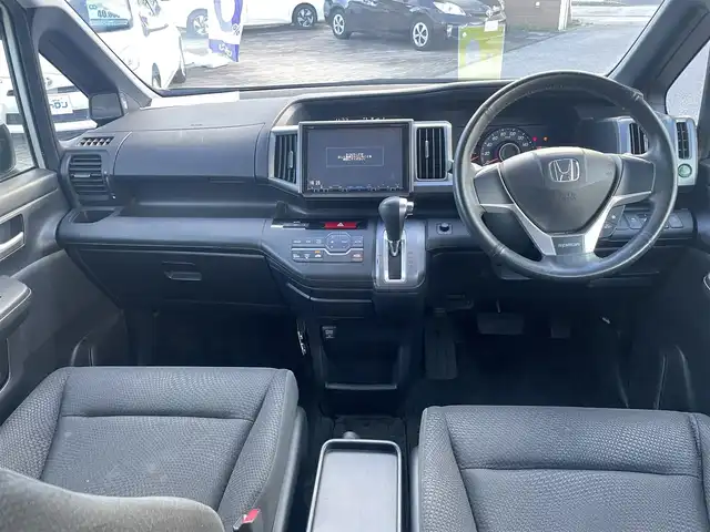 ホンダ ステップワゴン スパーダ Zi 沖縄県 2013(平25)年 6.8万km ホワイトオーキッドパール (株)IDOMが運営する【じしゃロンコザ店】の自社ローン専用車両になりますこちらは現金またはオートローンご利用時の価格です。自社ローンご希望の方は別途その旨お申付け下さい/純正ナビ　/フルセグＴＶ　/バックカメラ　/Ｂｌｕｅｔｏｏｔｈ接続　/ＣＤ／ＤＶＤ再生　/ＥＴＣ　/両側パワースライドドア　/アイドリングストップ　/スマートキー　/スペアキー　/オートライト
