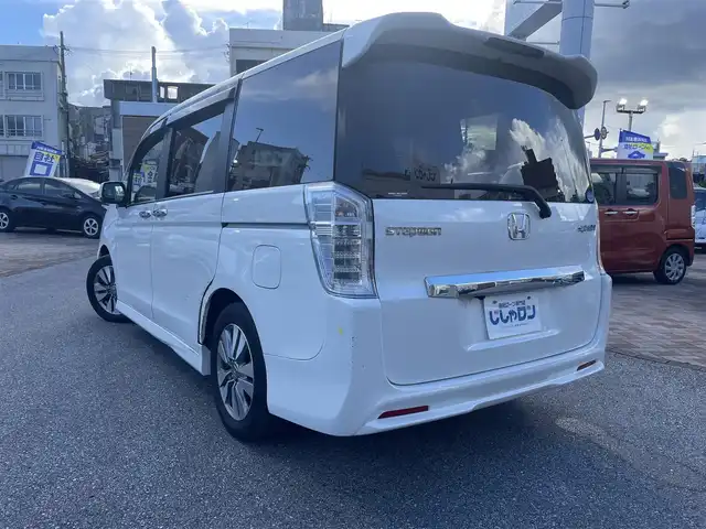 ホンダ ステップワゴン スパーダ Zi 沖縄県 2013(平25)年 6.8万km ホワイトオーキッドパール (株)IDOMが運営する【じしゃロンコザ店】の自社ローン専用車両になりますこちらは現金またはオートローンご利用時の価格です。自社ローンご希望の方は別途その旨お申付け下さい/純正ナビ　/フルセグＴＶ　/バックカメラ　/Ｂｌｕｅｔｏｏｔｈ接続　/ＣＤ／ＤＶＤ再生　/ＥＴＣ　/両側パワースライドドア　/アイドリングストップ　/スマートキー　/スペアキー　/オートライト
