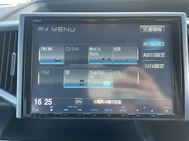ホンダ ステップワゴン スパーダ Zi 沖縄県 2013(平25)年 6.8万km ホワイトオーキッドパール (株)IDOMが運営する【じしゃロンコザ店】の自社ローン専用車両になりますこちらは現金またはオートローンご利用時の価格です。自社ローンご希望の方は別途その旨お申付け下さい/純正ナビ　/フルセグＴＶ　/バックカメラ　/Ｂｌｕｅｔｏｏｔｈ接続　/ＣＤ／ＤＶＤ再生　/ＥＴＣ　/両側パワースライドドア　/アイドリングストップ　/スマートキー　/スペアキー　/オートライト