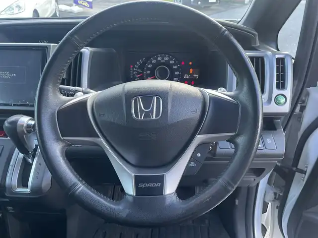 ホンダ ステップワゴン スパーダ Zi 沖縄県 2013(平25)年 6.8万km ホワイトオーキッドパール (株)IDOMが運営する【じしゃロンコザ店】の自社ローン専用車両になりますこちらは現金またはオートローンご利用時の価格です。自社ローンご希望の方は別途その旨お申付け下さい/純正ナビ　/フルセグＴＶ　/バックカメラ　/Ｂｌｕｅｔｏｏｔｈ接続　/ＣＤ／ＤＶＤ再生　/ＥＴＣ　/両側パワースライドドア　/アイドリングストップ　/スマートキー　/スペアキー　/オートライト