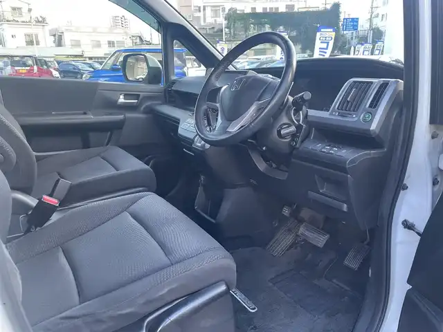 ホンダ ステップワゴン スパーダ Zi 沖縄県 2013(平25)年 6.8万km ホワイトオーキッドパール (株)IDOMが運営する【じしゃロンコザ店】の自社ローン専用車両になりますこちらは現金またはオートローンご利用時の価格です。自社ローンご希望の方は別途その旨お申付け下さい/純正ナビ　/フルセグＴＶ　/バックカメラ　/Ｂｌｕｅｔｏｏｔｈ接続　/ＣＤ／ＤＶＤ再生　/ＥＴＣ　/両側パワースライドドア　/アイドリングストップ　/スマートキー　/スペアキー　/オートライト