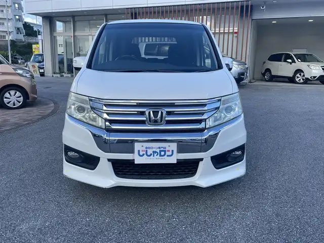 ホンダ ステップワゴン スパーダ Zi 沖縄県 2013(平25)年 6.8万km ホワイトオーキッドパール (株)IDOMが運営する【じしゃロンコザ店】の自社ローン専用車両になりますこちらは現金またはオートローンご利用時の価格です。自社ローンご希望の方は別途その旨お申付け下さい/純正ナビ　/フルセグＴＶ　/バックカメラ　/Ｂｌｕｅｔｏｏｔｈ接続　/ＣＤ／ＤＶＤ再生　/ＥＴＣ　/両側パワースライドドア　/アイドリングストップ　/スマートキー　/スペアキー　/オートライト