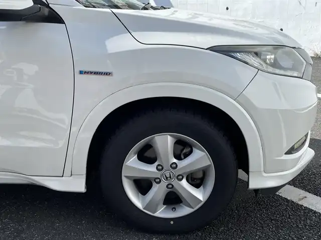 ホンダ ヴェゼル ハイブリッド Z 千葉県 2015(平27)年 11.2万km ホワイトオーキッドパール (株)IDOMが運営する【じしゃロン八千代店】の自社ローン対象車両になります。こちらは現金またはオートローンご利用時の価格です。自社ローンご希望の方は別途その旨お申付け下さい/スタッドレスタイヤ/サマータイヤ/Bluetooth接続/ハイブリッド車