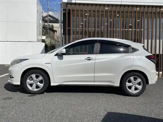 ホンダ ヴェゼル ハイブリッド Z 千葉県 2015(平27)年 11.2万km ホワイトオーキッドパール (株)IDOMが運営する【じしゃロン八千代店】の自社ローン対象車両になります。こちらは現金またはオートローンご利用時の価格です。自社ローンご希望の方は別途その旨お申付け下さい/スタッドレスタイヤ/サマータイヤ/Bluetooth接続/ハイブリッド車