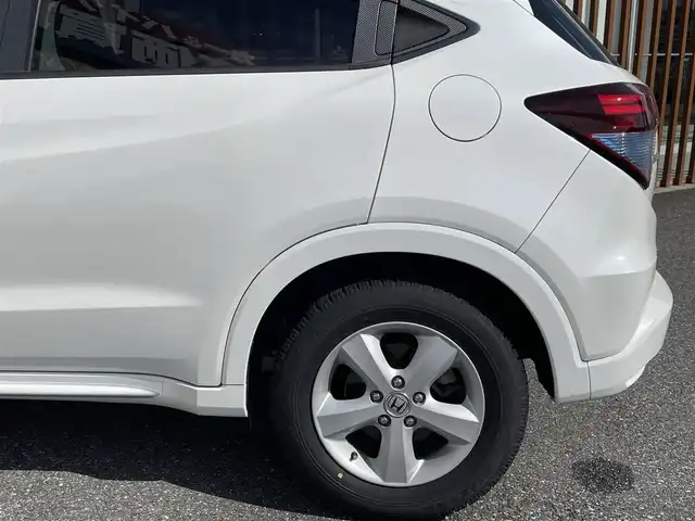 ホンダ ヴェゼル ハイブリッド Z 千葉県 2015(平27)年 11.2万km ホワイトオーキッドパール (株)IDOMが運営する【じしゃロン八千代店】の自社ローン対象車両になります。こちらは現金またはオートローンご利用時の価格です。自社ローンご希望の方は別途その旨お申付け下さい/スタッドレスタイヤ/サマータイヤ/Bluetooth接続/ハイブリッド車