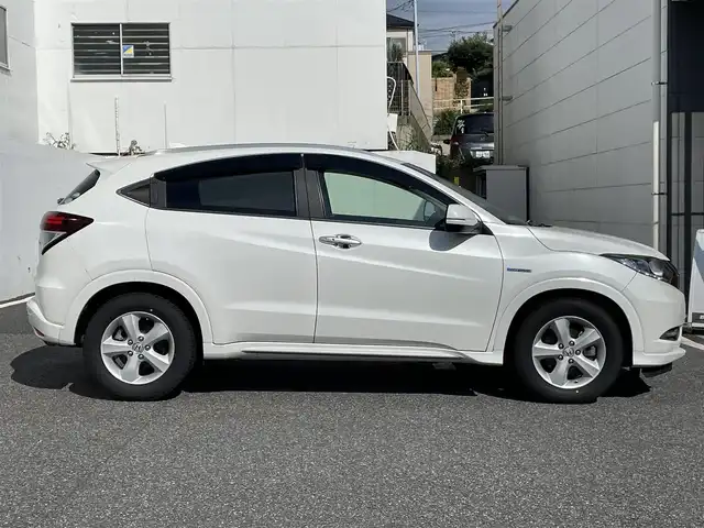ホンダ ヴェゼル ハイブリッド Z 千葉県 2015(平27)年 11.2万km ホワイトオーキッドパール (株)IDOMが運営する【じしゃロン八千代店】の自社ローン対象車両になります。こちらは現金またはオートローンご利用時の価格です。自社ローンご希望の方は別途その旨お申付け下さい/スタッドレスタイヤ/サマータイヤ/Bluetooth接続/ハイブリッド車