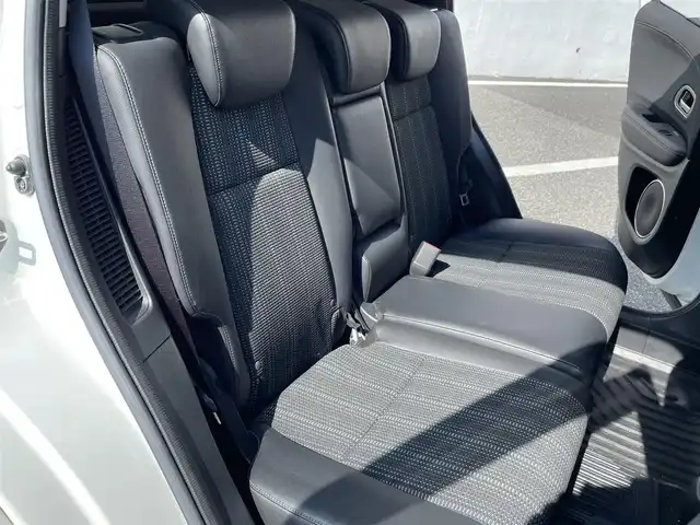 ホンダ ヴェゼル ハイブリッド Z 千葉県 2015(平27)年 11.2万km ホワイトオーキッドパール (株)IDOMが運営する【じしゃロン八千代店】の自社ローン対象車両になります。こちらは現金またはオートローンご利用時の価格です。自社ローンご希望の方は別途その旨お申付け下さい/スタッドレスタイヤ/サマータイヤ/Bluetooth接続/ハイブリッド車