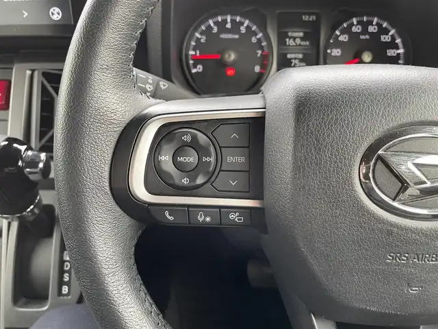 ダイハツ タフト G ダーククロムベンチャー 静岡県 2023(令5)年 1.8万km ブラックマイカメタリック /ワンオーナー//ディスプレイオーディオ/地デジTV//Bluetooth//バック/全周囲カメラ//スマートアシストIII//LEDヘッドライト//フロントシートヒーター//純正15インチAW//ガラスルーフ//スマートキー//スペアキー//ETC//保証書//取説