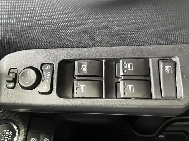 ダイハツ タフト G ダーククロムベンチャー 静岡県 2023(令5)年 1.8万km ブラックマイカメタリック /ワンオーナー//ディスプレイオーディオ/地デジTV//Bluetooth//バック/全周囲カメラ//スマートアシストIII//LEDヘッドライト//フロントシートヒーター//純正15インチAW//ガラスルーフ//スマートキー//スペアキー//ETC//保証書//取説