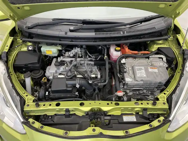 トヨタ アクア S 滋賀県 2015(平27)年 5.5万km フレッシュグリーンマイカメタリック 純正9インチナビ/【Bluetooth/CD/DVD/フルセグTV】/バックカメラ/オートライト/ETC/純正フロアマット/プッシュスタート/スマートキー