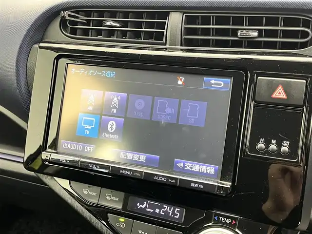 トヨタ アクア S 滋賀県 2015(平27)年 5.5万km フレッシュグリーンマイカメタリック 純正9インチナビ/【Bluetooth/CD/DVD/フルセグTV】/バックカメラ/オートライト/ETC/純正フロアマット/プッシュスタート/スマートキー