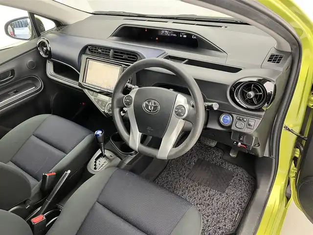 トヨタ アクア S 滋賀県 2015(平27)年 5.5万km フレッシュグリーンマイカメタリック 純正9インチナビ/【Bluetooth/CD/DVD/フルセグTV】/バックカメラ/オートライト/ETC/純正フロアマット/プッシュスタート/スマートキー