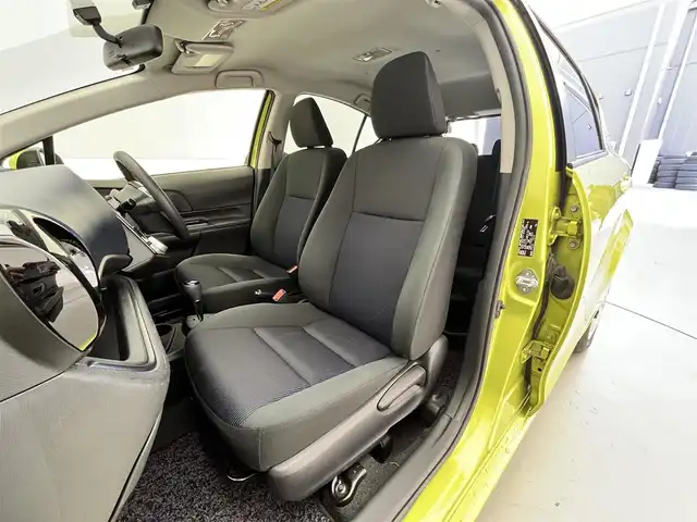 トヨタ アクア S 滋賀県 2015(平27)年 5.5万km フレッシュグリーンマイカメタリック 純正9インチナビ/【Bluetooth/CD/DVD/フルセグTV】/バックカメラ/オートライト/ETC/純正フロアマット/プッシュスタート/スマートキー