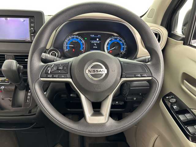 日産 デイズ X 三重県 2020(令2)年 3.3万km ブラック /禁煙車//純正メモリーナビ//アラウンドビューモニター//オートAC//ステアリングスイッチ//アイドリングストップ//ベンチシート//エマージェンシーブレーキ//衝突軽減ブレーキ//レーンキープアシスト//オートハイビーム//前後コーナーセンサー//サイドカーテンエアバッグ//スマートキー//プッシュスタート