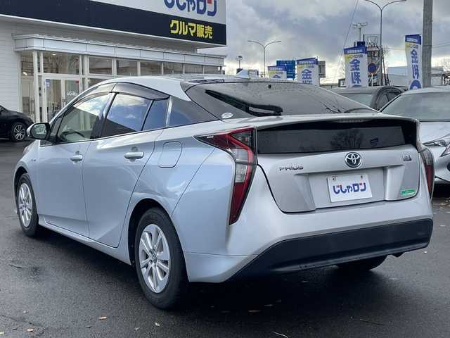トヨタ プリウス S 宮城県 2016(平28)年 13.8万km シルバーM (株)IDOMが運営する【じしゃロン仙台店】の自社ローン対象車両になります。こちらは現金ご利用時の価格です。自社ローンご希望の方は別途その旨お申付け下さい。/クルコン/ビルトインETC/純正AW/LEDヘッドライト