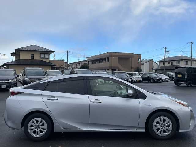 トヨタ プリウス S 宮城県 2016(平28)年 13.8万km シルバーM (株)IDOMが運営する【じしゃロン仙台店】の自社ローン対象車両になります。こちらは現金ご利用時の価格です。自社ローンご希望の方は別途その旨お申付け下さい。/クルコン/ビルトインETC/純正AW/LEDヘッドライト