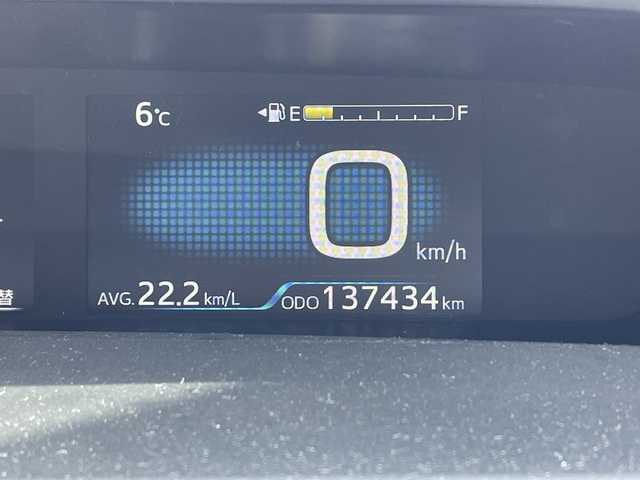 トヨタ プリウス S 宮城県 2016(平28)年 13.8万km シルバーM (株)IDOMが運営する【じしゃロン仙台店】の自社ローン対象車両になります。こちらは現金ご利用時の価格です。自社ローンご希望の方は別途その旨お申付け下さい。/クルコン/ビルトインETC/純正AW/LEDヘッドライト