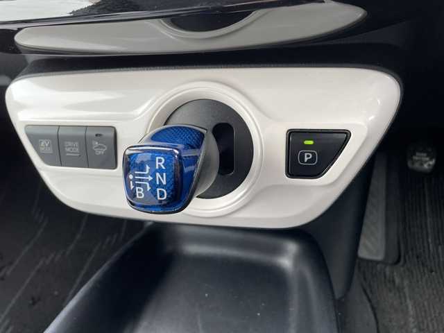 トヨタ プリウス S 宮城県 2016(平28)年 13.8万km シルバーM (株)IDOMが運営する【じしゃロン仙台店】の自社ローン対象車両になります。こちらは現金ご利用時の価格です。自社ローンご希望の方は別途その旨お申付け下さい。/クルコン/ビルトインETC/純正AW/LEDヘッドライト