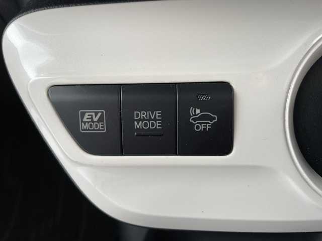 トヨタ プリウス S 宮城県 2016(平28)年 13.8万km シルバーM (株)IDOMが運営する【じしゃロン仙台店】の自社ローン対象車両になります。こちらは現金ご利用時の価格です。自社ローンご希望の方は別途その旨お申付け下さい。/クルコン/ビルトインETC/純正AW/LEDヘッドライト