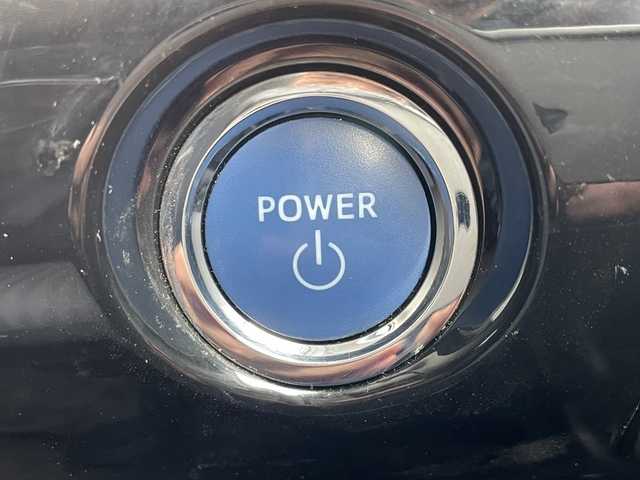 トヨタ プリウス S 宮城県 2016(平28)年 13.8万km シルバーM (株)IDOMが運営する【じしゃロン仙台店】の自社ローン対象車両になります。こちらは現金ご利用時の価格です。自社ローンご希望の方は別途その旨お申付け下さい。/クルコン/ビルトインETC/純正AW/LEDヘッドライト