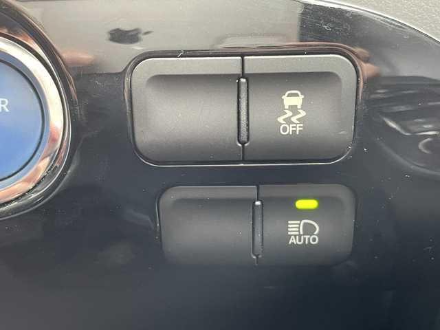 トヨタ プリウス S 宮城県 2016(平28)年 13.8万km シルバーM (株)IDOMが運営する【じしゃロン仙台店】の自社ローン対象車両になります。こちらは現金ご利用時の価格です。自社ローンご希望の方は別途その旨お申付け下さい。/クルコン/ビルトインETC/純正AW/LEDヘッドライト