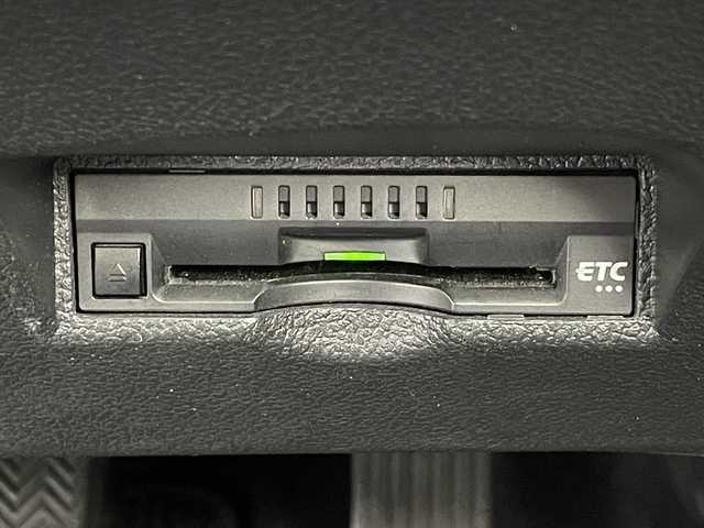 トヨタ プリウス S 宮城県 2016(平28)年 13.8万km シルバーM (株)IDOMが運営する【じしゃロン仙台店】の自社ローン対象車両になります。こちらは現金ご利用時の価格です。自社ローンご希望の方は別途その旨お申付け下さい。/クルコン/ビルトインETC/純正AW/LEDヘッドライト