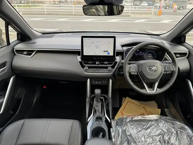 トヨタ カローラ クロス ハイブリッド Z 滋賀県 2025(令7)年 0.1万km未満 アティチュードブラックマイカ ワンオーナー/10.5インチディスプレイオーディオ/　（コネクティッドナビ 対応）plus/　フルセグ Bluetooth AM FM/パノラミックビューモニター/パノラマルーフ/トヨタチームメイト/アドバンスドパーク/アドバンスドドライブ/ブラインドスポットモニター/スペヤタイヤ/置くだけ充電/イルミネーテッドエントリーシステム/ETC2.0/Toyota Safety Sense/プリクラッシュッセーフティー/レーントレーシングアシスト/レーンディパーチャーアシスト/レーダークルーズコントロール/オートマチックハイビーム/ロードサインアシスト/ドライバー異常時対応システム/プロアクティブドライビングアシスト/発進遅れ告知機能/ブラインドスポットモニター/純正ドライブレコーダー/純正18インチアルミ/スマートキー×2/プッシュスタート/
