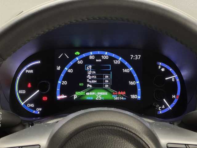 トヨタ ヤリスクロス ハイブリッド Z 三重県 2020(令2)年 5.9万km ブラックマイカ ハイブリッド/FF/フロアCVT/純正 8インチディスプレイオーディオ/（AM/FM/USB/iPod/Bluetooth/TV/Miracast/AppleCarPlay/AndroidAuto）/バックガイドモニター/ビルトインETC/Toyota Safety Sense/●プリクラッシュセーフティ/●レーントレーシングアシスト/●レーダークルコン（全車速追従機能付）/●オートハイビーム/●ロードサインアシスト/・【OP】ブラインドスポットモニター［BSM］＆リヤクロストラフィックアラート［RCTA］/・インテリジェントクリアランスソナー［パーキングサポートブレーキ（静止物）］/・先行車発進告知機能/など/装備/・ハーフレザーシート/・シートヒーター（D/N）/・オートエアコン/・オートライト/・LEDヘッドランプ/・ステアリングスイッチ/・電子パーキングブレーキ＆ブレーキホールド/・電動格納ドアミラー/・純正18inAW/・保/取/・スマートキーx2/など