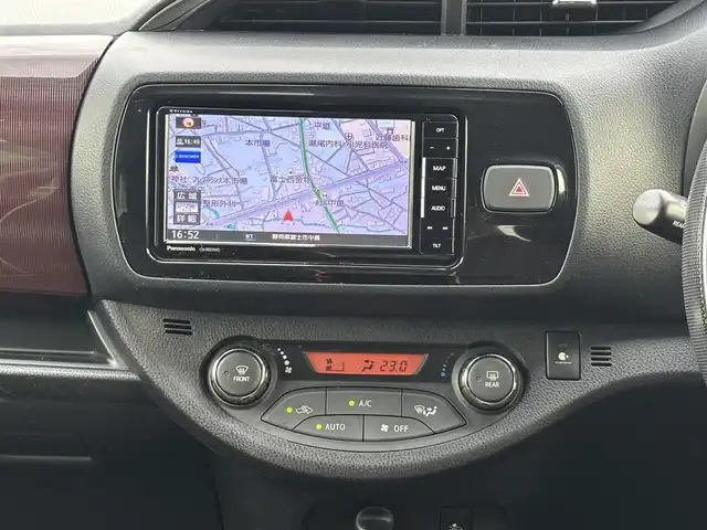 トヨタ ヴィッツ ジュエラ 静岡県 2017(平29)年 5.3万km ボルドーマイカメタリック パワーステアリング/パワーウィンドウ/アイドリングストップ/オートエアコン/ETC/バックカメラ/SDナビ（CD/DVD/BT/フルセグ）/ドライブレコーダー前後/純正フロアマット/ABS/横滑り防止装置/レーンキープアシスト/オートライト/オートマチックハイビーム/Wエアバック/衝突軽減システム