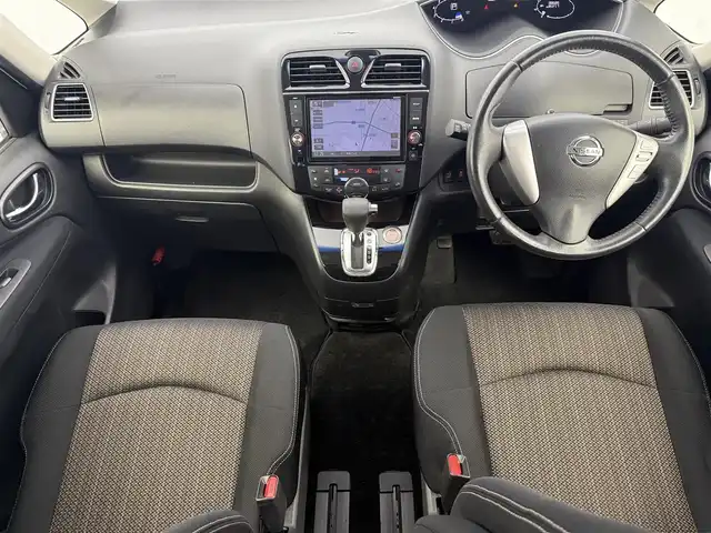 日産 セレナ HWS S HV Vセレ +Sefty 愛知県 2015(平27)年 8.9万km ブリリアントホワイトパール 純正 8インチナビ/エマージェンシーブレーキ/両側パワースライドドア/センターコンソール/ETC/バックカメラ/フルオートエアコン/純正アルミ付きスタッドレスタイヤ/ドライブレコーダー（ドラレコ）/7人乗り/フルセグTV/BT (Bluetooth)/Disc (CD/DVDデッキなどのディスク再生機能)/ナビ/オーディオ