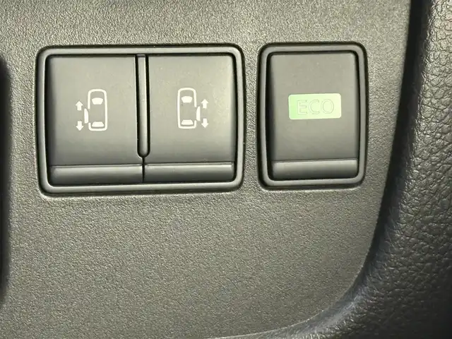日産 セレナ HWS S HV Vセレ +Sefty 愛知県 2015(平27)年 8.9万km ブリリアントホワイトパール 純正 8インチナビ/エマージェンシーブレーキ/両側パワースライドドア/センターコンソール/ETC/バックカメラ/フルオートエアコン/純正アルミ付きスタッドレスタイヤ/ドライブレコーダー（ドラレコ）/7人乗り/フルセグTV/BT (Bluetooth)/Disc (CD/DVDデッキなどのディスク再生機能)/ナビ/オーディオ