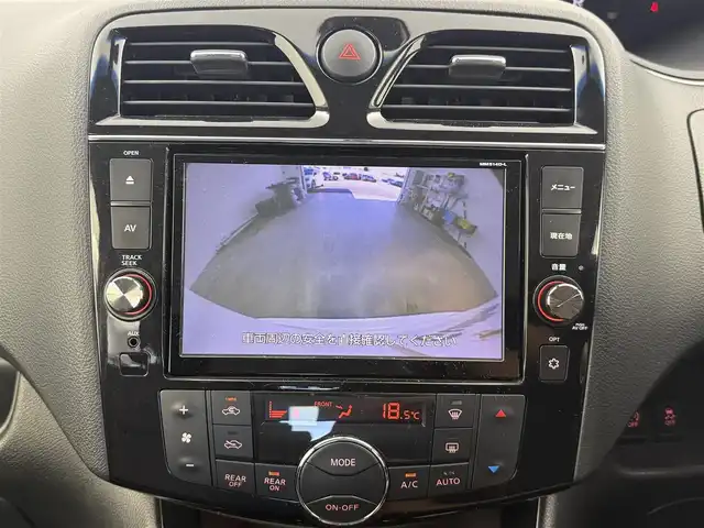 日産 セレナ HWS S HV Vセレ +Sefty 愛知県 2015(平27)年 8.9万km ブリリアントホワイトパール 純正 8インチナビ/エマージェンシーブレーキ/両側パワースライドドア/センターコンソール/ETC/バックカメラ/フルオートエアコン/純正アルミ付きスタッドレスタイヤ/ドライブレコーダー（ドラレコ）/7人乗り/フルセグTV/BT (Bluetooth)/Disc (CD/DVDデッキなどのディスク再生機能)/ナビ/オーディオ