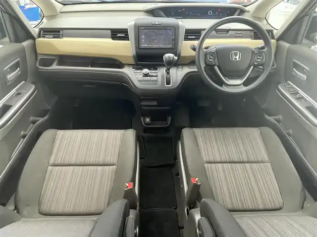 ホンダ フリード G ホンダセンシング 滋賀県 2017(平29)年 4万km クリスタルブラックパール 純正ナビ/【Bluetooth/CD/DVD】/両側パワースライドドア/ホンダセンシング/・衝突軽減ブレーキ/・誤発進抑制機能/・ACC〈アダプティブ・クルーズ・コントロール〉/・LKAS〈車線維持支援システム〉/・歩行者事故低減ステアリング/・路外逸脱抑制機能/・先行車発進お知らせ機能/・標識認識機能/バックカメラ/スマートキー/プッシュスタート/純正ビルトインETC/純正ドライブレコーダー