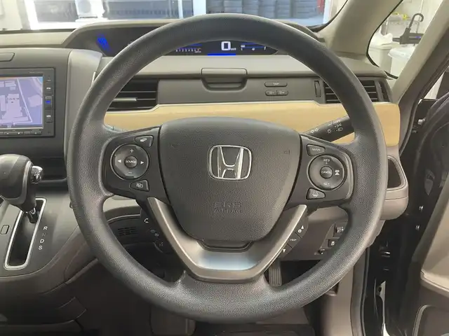 ホンダ フリード G ホンダセンシング 滋賀県 2017(平29)年 4万km クリスタルブラックパール 純正ナビ/【Bluetooth/CD/DVD】/両側パワースライドドア/ホンダセンシング/・衝突軽減ブレーキ/・誤発進抑制機能/・ACC〈アダプティブ・クルーズ・コントロール〉/・LKAS〈車線維持支援システム〉/・歩行者事故低減ステアリング/・路外逸脱抑制機能/・先行車発進お知らせ機能/・標識認識機能/バックカメラ/スマートキー/プッシュスタート/純正ビルトインETC/純正ドライブレコーダー