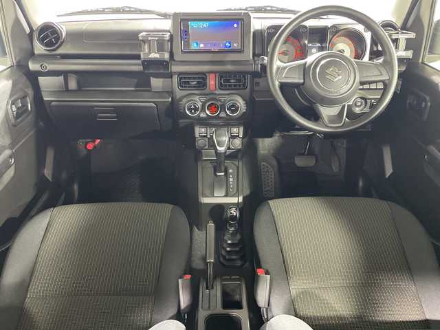 スズキ ジムニー XL 神奈川県 2023(令5)年 1.7万km ミディアムグレー 4WD/ターボ/純正ディスプレイオーディオ【PVH-9300DVSZS】/CD DVD　Bluetooth　USB　iPod　AUX　AVIN　AM FM/バックカメラ/セーフティサポート/デュアルセンサーブレーキサポート/誤発進抑制機能/車線逸脱警報機能/ふらつき警報/先行車発進お知らせ機能/ハイビームアシスト/アイドリングストップ/ダウンヒルアシストコントロール/前席シートヒーター/ビルトインETC/社外前後ドライブレコーダー/プッシュスタート/スマートキー/純正16インチスチールホイール/背面タイヤ/フロントフォグランプ/取説　保証書　スペアキー