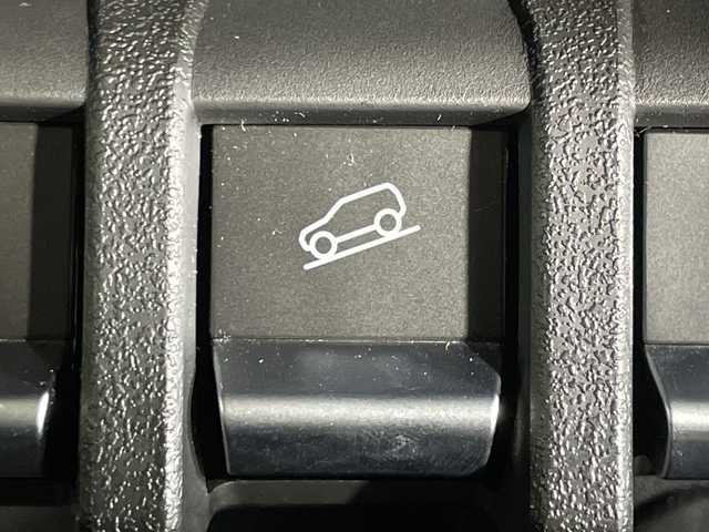 スズキ ジムニー XL 神奈川県 2023(令5)年 1.7万km ミディアムグレー 4WD/ターボ/純正ディスプレイオーディオ【PVH-9300DVSZS】/CD DVD　Bluetooth　USB　iPod　AUX　AVIN　AM FM/バックカメラ/セーフティサポート/デュアルセンサーブレーキサポート/誤発進抑制機能/車線逸脱警報機能/ふらつき警報/先行車発進お知らせ機能/ハイビームアシスト/アイドリングストップ/ダウンヒルアシストコントロール/前席シートヒーター/ビルトインETC/社外前後ドライブレコーダー/プッシュスタート/スマートキー/純正16インチスチールホイール/背面タイヤ/フロントフォグランプ/取説　保証書　スペアキー