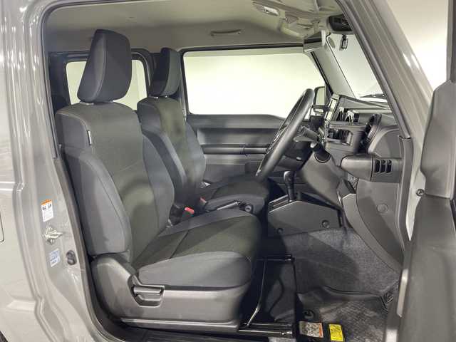 スズキ ジムニー XL 神奈川県 2023(令5)年 1.7万km ミディアムグレー 4WD/ターボ/純正ディスプレイオーディオ【PVH-9300DVSZS】/CD DVD　Bluetooth　USB　iPod　AUX　AVIN　AM FM/バックカメラ/セーフティサポート/デュアルセンサーブレーキサポート/誤発進抑制機能/車線逸脱警報機能/ふらつき警報/先行車発進お知らせ機能/ハイビームアシスト/アイドリングストップ/ダウンヒルアシストコントロール/前席シートヒーター/ビルトインETC/社外前後ドライブレコーダー/プッシュスタート/スマートキー/純正16インチスチールホイール/背面タイヤ/フロントフォグランプ/取説　保証書　スペアキー