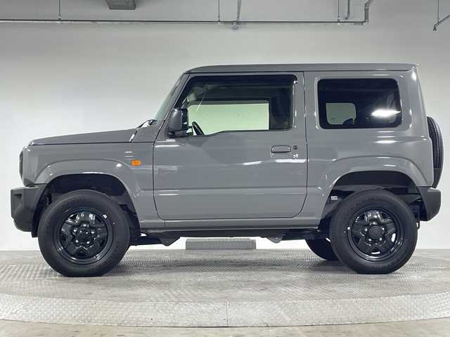 スズキ ジムニー XL 神奈川県 2023(令5)年 1.7万km ミディアムグレー 4WD/ターボ/純正ディスプレイオーディオ【PVH-9300DVSZS】/CD DVD　Bluetooth　USB　iPod　AUX　AVIN　AM FM/バックカメラ/セーフティサポート/デュアルセンサーブレーキサポート/誤発進抑制機能/車線逸脱警報機能/ふらつき警報/先行車発進お知らせ機能/ハイビームアシスト/アイドリングストップ/ダウンヒルアシストコントロール/前席シートヒーター/ビルトインETC/社外前後ドライブレコーダー/プッシュスタート/スマートキー/純正16インチスチールホイール/背面タイヤ/フロントフォグランプ/取説　保証書　スペアキー